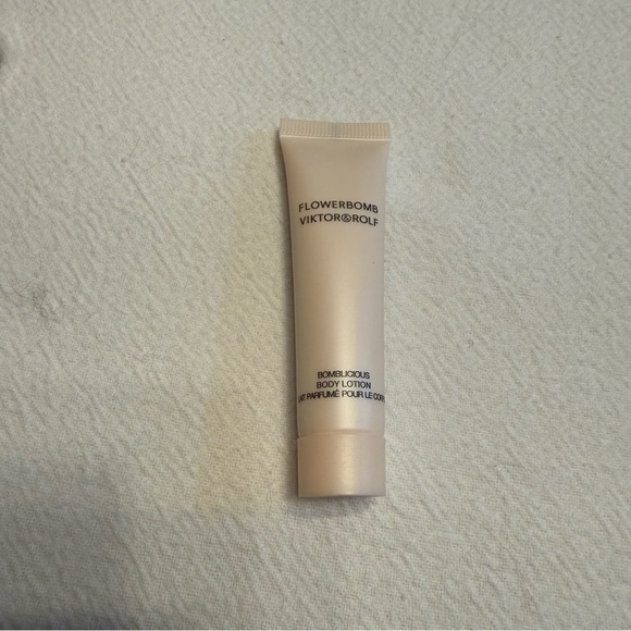 Viktor & Rolf Flowerbomb Flower BombTravel Set - Lotion Body Balm - Picture 9 of 9